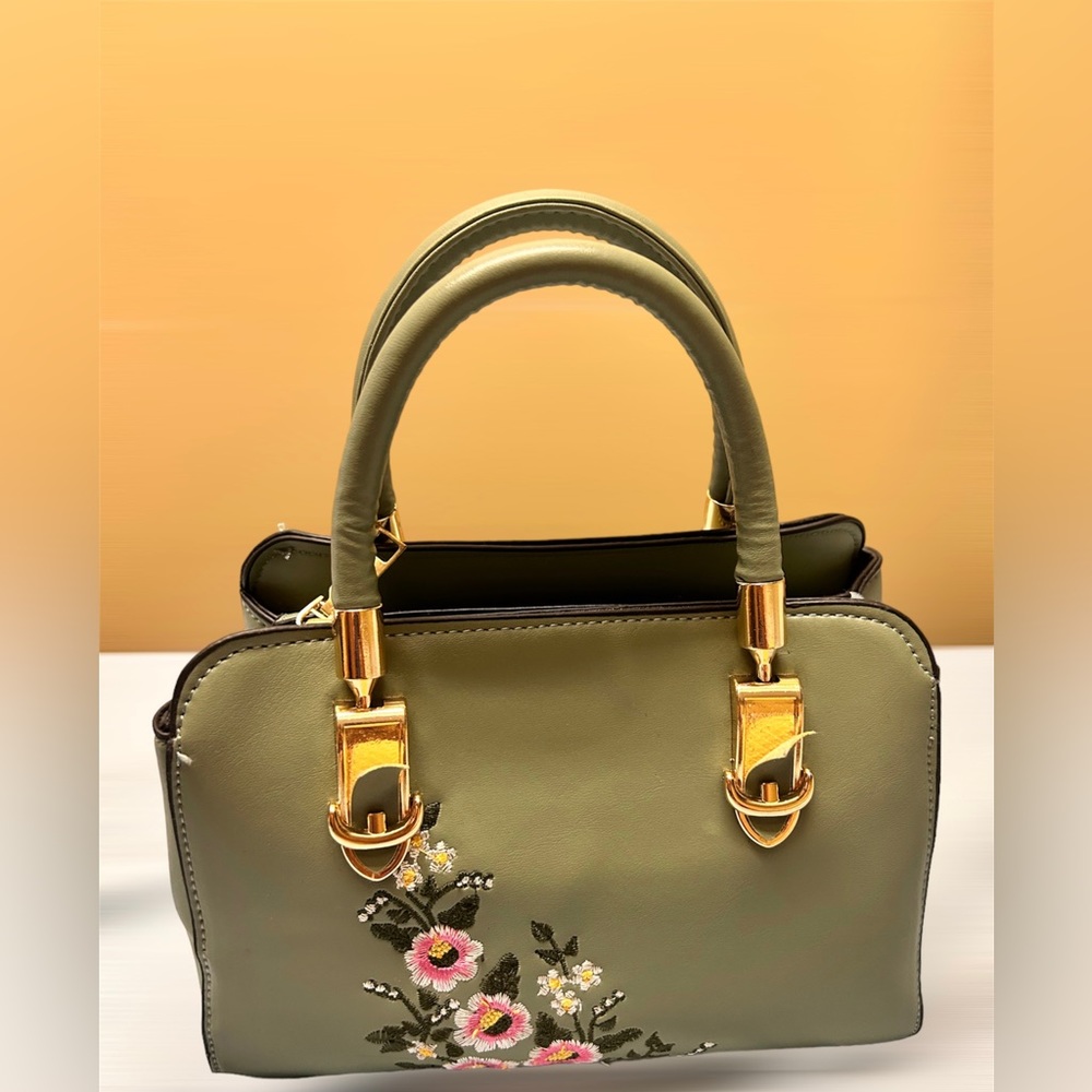 I’m selling this non branded floral green bag